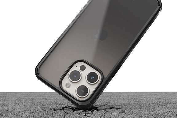 The smartphone is in the Hama ‘Extreme Protect’ mobile phone case and falls onto an asphalt floor. But it is protected from damage and remains undamaged.