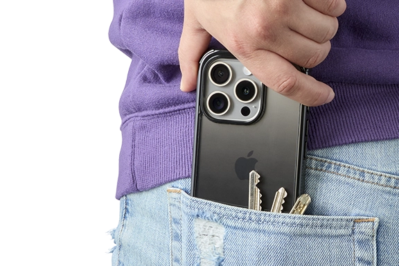 The smartphone is slipped into the back pocket of a pair of jeans, along with several keys - no problem thanks to the ‘Extreme Protect’ mobile phone cover, which protects it from scratches.