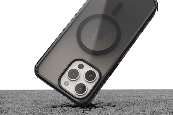 The smartphone is in the Hama MagCase ‘Extreme Protect’ mobile phone case and falls onto an asphalt floor. But it is protected from damage and remains undamaged.