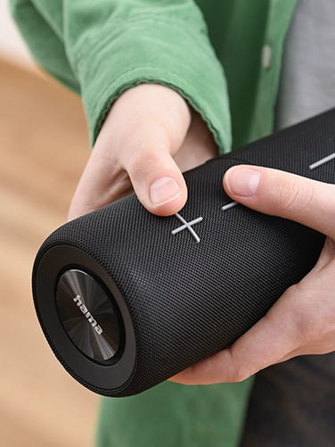 The Twin 4.0 is held in the hands while the volume control is operated.