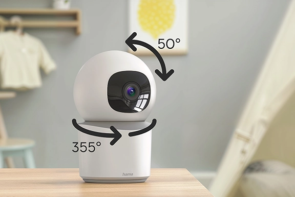 The smart Hama surveillance camera stands on a sideboard, the angles 50° and 355° are shown graphically.